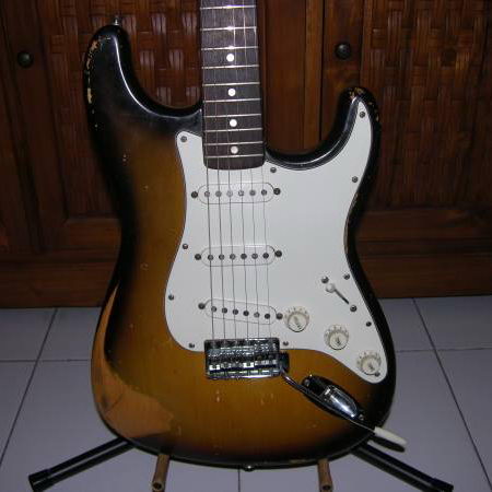 Fender_Stratocaster_400025_01.jpg